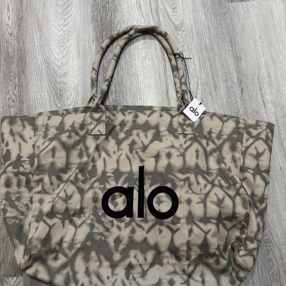 ALO Yoga Iconic Shopper Tote Bag - Picture 2 of 5
